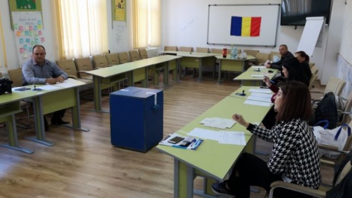 REFERENDUM în România. O angajată a primăriei Bistreţ, prinsă cu 17 cărţi de identitate