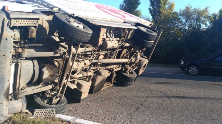 ACCIDENT GRAV pe bulevardul Dacia din Capitală. Un camion S-A RĂSTURNAT şi A LOVIT VIOLENT un automobil (FOTO)