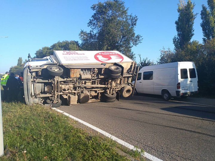 ACCIDENT GRAV pe bulevardul Dacia din Capitală. Un camion S-A RĂSTURNAT şi A LOVIT VIOLENT un automobil (FOTO)