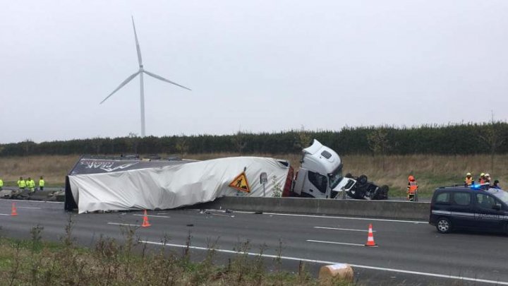 ACCIDENT TERIBIL: O fetiţă de 9 ani, salvată din maşina mamei ei de un şofer. (VIDEO/FOTO cu SCENA DEZASTRULUI)