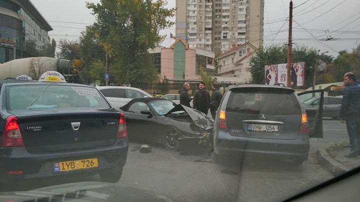 ACCIDENT GRAV pe strada Ismail din Capitală. O mașină a fost făcută zob (VIDEO/FOTO)