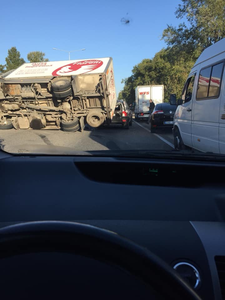 ACCIDENT GRAV pe bulevardul Dacia din Capitală. Un camion S-A RĂSTURNAT şi A LOVIT VIOLENT un automobil (FOTO)