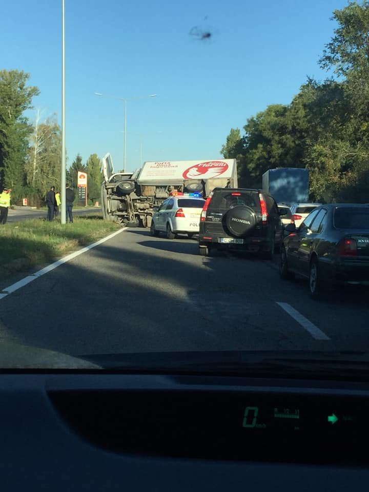 ACCIDENT GRAV pe bulevardul Dacia din Capitală. Un camion S-A RĂSTURNAT şi A LOVIT VIOLENT un automobil (FOTO)