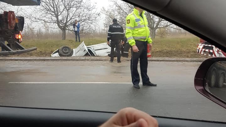 ACCIDENT GRAV la Peresecina: O maşină S-A RĂSTURNAT într-un şanţ. Poliţia şi pompierii, la faţa locului (FOTO)