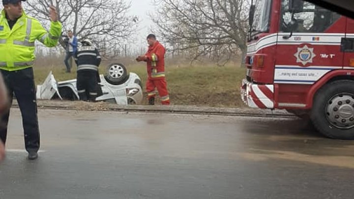 ACCIDENT GRAV la Peresecina: O maşină S-A RĂSTURNAT într-un şanţ. Poliţia şi pompierii, la faţa locului (FOTO)