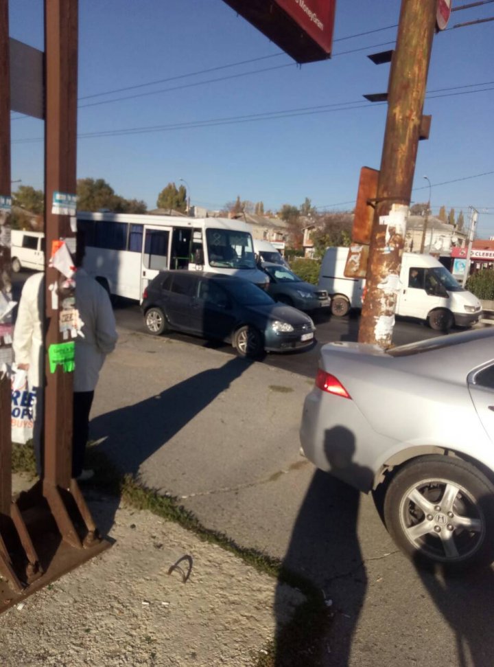 Dimineaţă cu ghinion pentru doi şoferi. Nu au putut împărţi banda pe podul din cartierul Telecentru (FOTO)