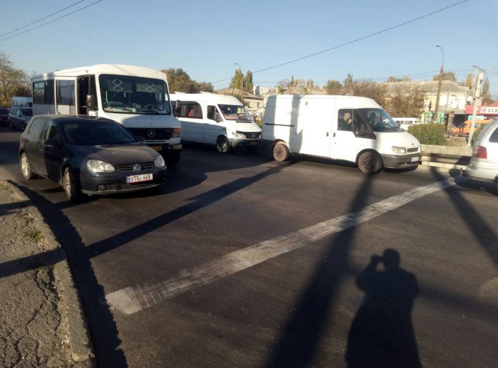 Dimineaţă cu ghinion pentru doi şoferi. Nu au putut împărţi banda pe podul din cartierul Telecentru (FOTO)