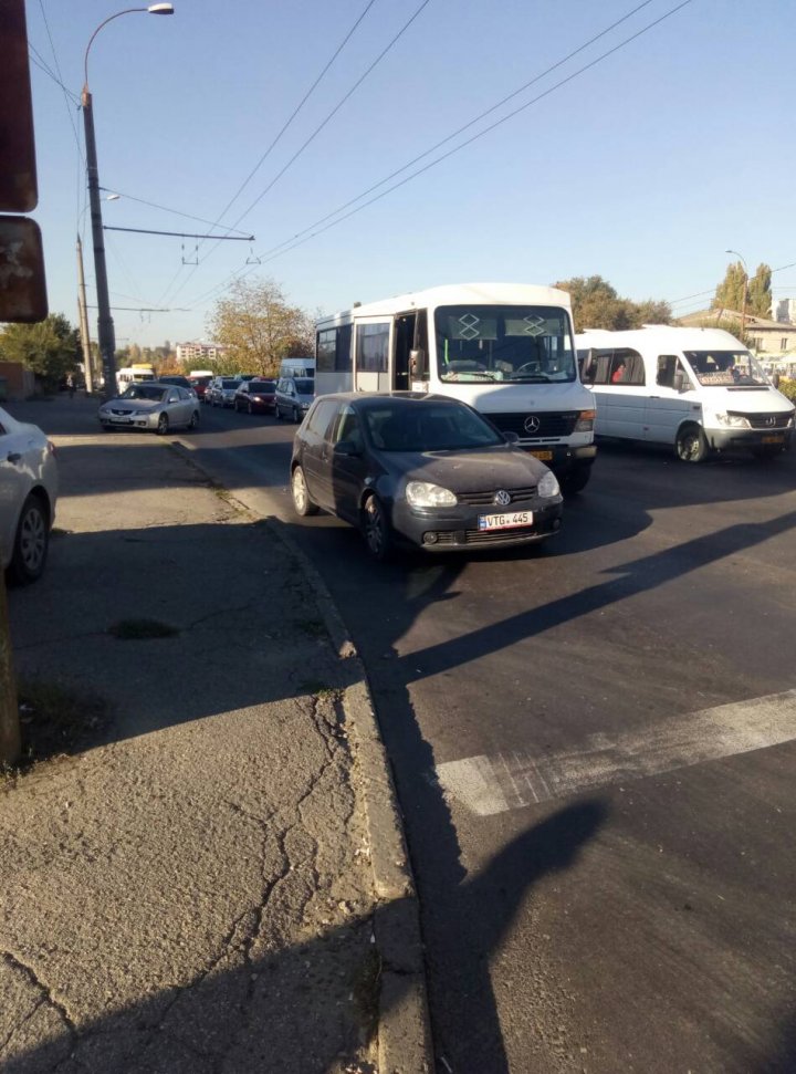 Dimineaţă cu ghinion pentru doi şoferi. Nu au putut împărţi banda pe podul din cartierul Telecentru (FOTO)