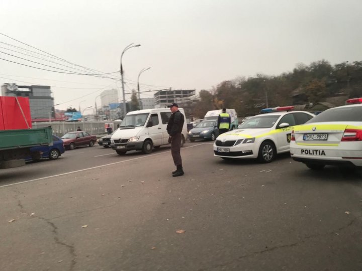 VERIFICĂRI MINUŢIOASE. Poliţia şi ANTA, cu ochii pe taximetriştii din Capitală. Mai mulţi şoferi, AMENDAŢI (VIDEO/FOTO)