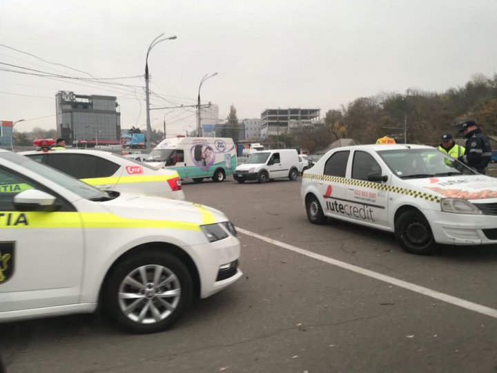 VERIFICĂRI MINUŢIOASE. Poliţia şi ANTA, cu ochii pe taximetriştii din Capitală. Mai mulţi şoferi, AMENDAŢI (VIDEO/FOTO)