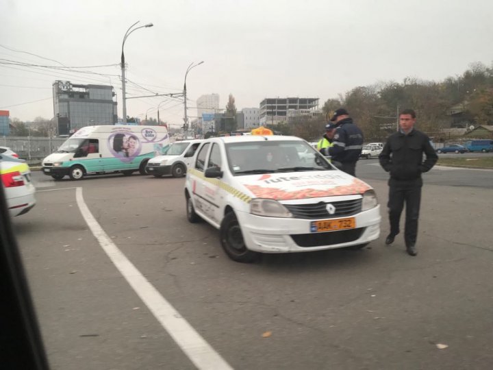 VERIFICĂRI MINUŢIOASE. Poliţia şi ANTA, cu ochii pe taximetriştii din Capitală. Mai mulţi şoferi, AMENDAŢI (VIDEO/FOTO)