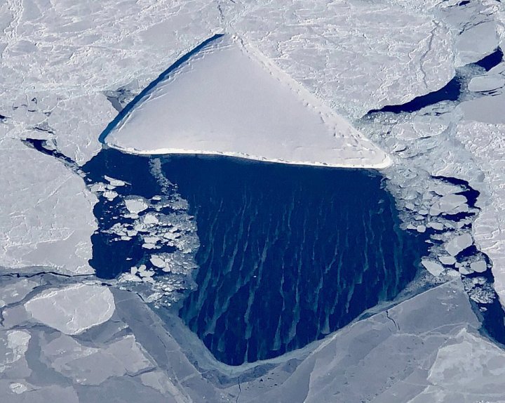 Apariţie bizară în Antarctica. Un iceberg neobișnuit s-a desprins recent din calota glaciară și plutește în derivă (FOTO)