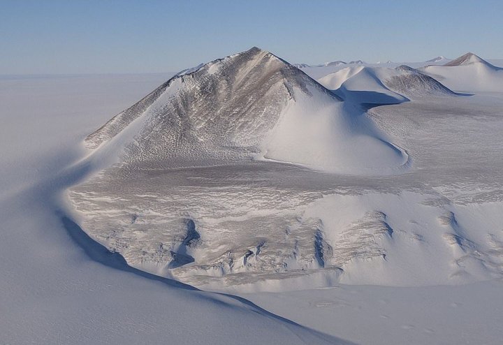 Apariţie bizară în Antarctica. Un iceberg neobișnuit s-a desprins recent din calota glaciară și plutește în derivă (FOTO)