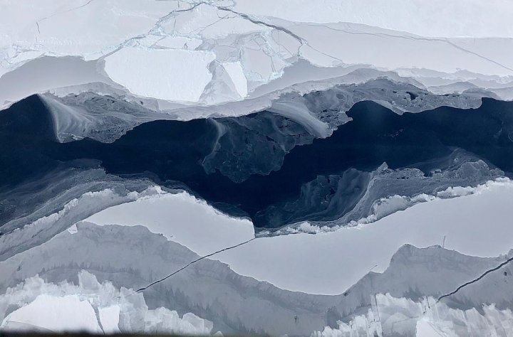 Apariţie bizară în Antarctica. Un iceberg neobișnuit s-a desprins recent din calota glaciară și plutește în derivă (FOTO)