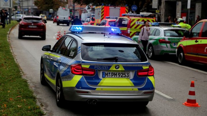 Atac cu cuțitul în Germania: Doi oameni au murit, doi polițiști au fost răniți