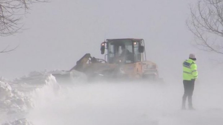 Vreme rea în România. Un autocar cu 46 de copii a fost blocat în zăpadă 