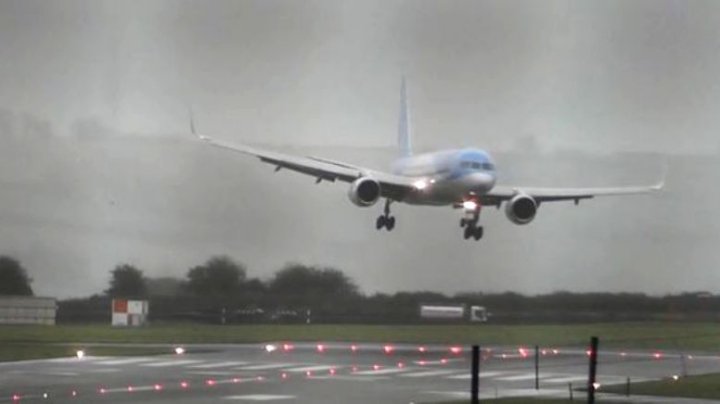 Aterizare dramatică pentru un avion cu 200 de oameni la bord în Marea Britanie. Pilotul, nevoit să facă o manevră spectaculoasă (VIDEO) 