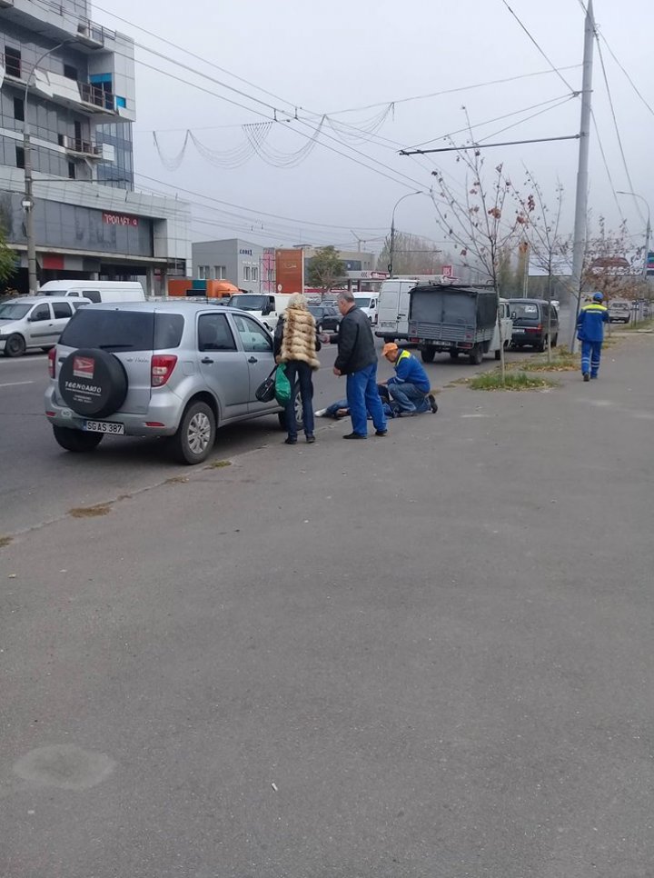 MOMENTE CUMPLITE! Un bărbat a fost lovit de o maşină pe strada Mihai Viteazu din Capitală (FOTO)