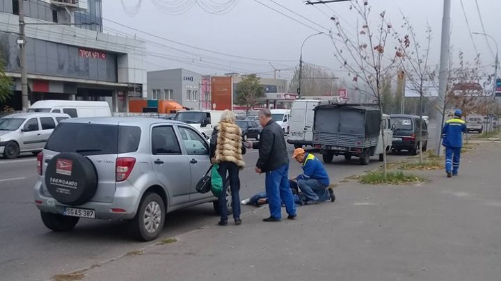 MOMENTE CUMPLITE! Un bărbat a fost lovit de o maşină pe strada Mihai Viteazu din Capitală (FOTO)