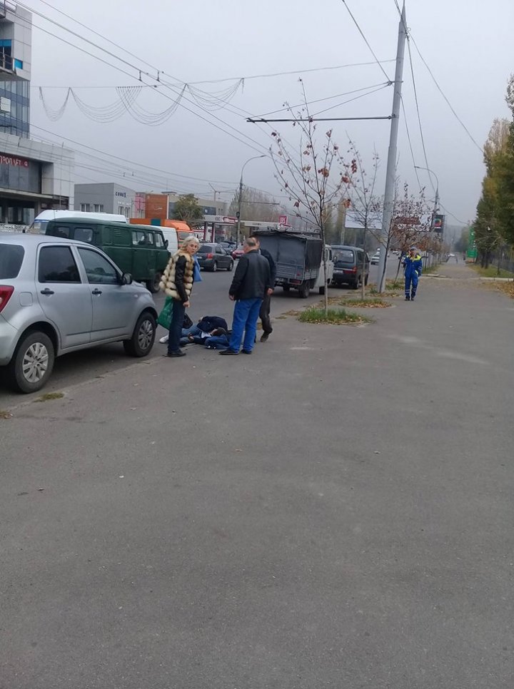 MOMENTE CUMPLITE! Un bărbat a fost lovit de o maşină pe strada Mihai Viteazu din Capitală (FOTO)