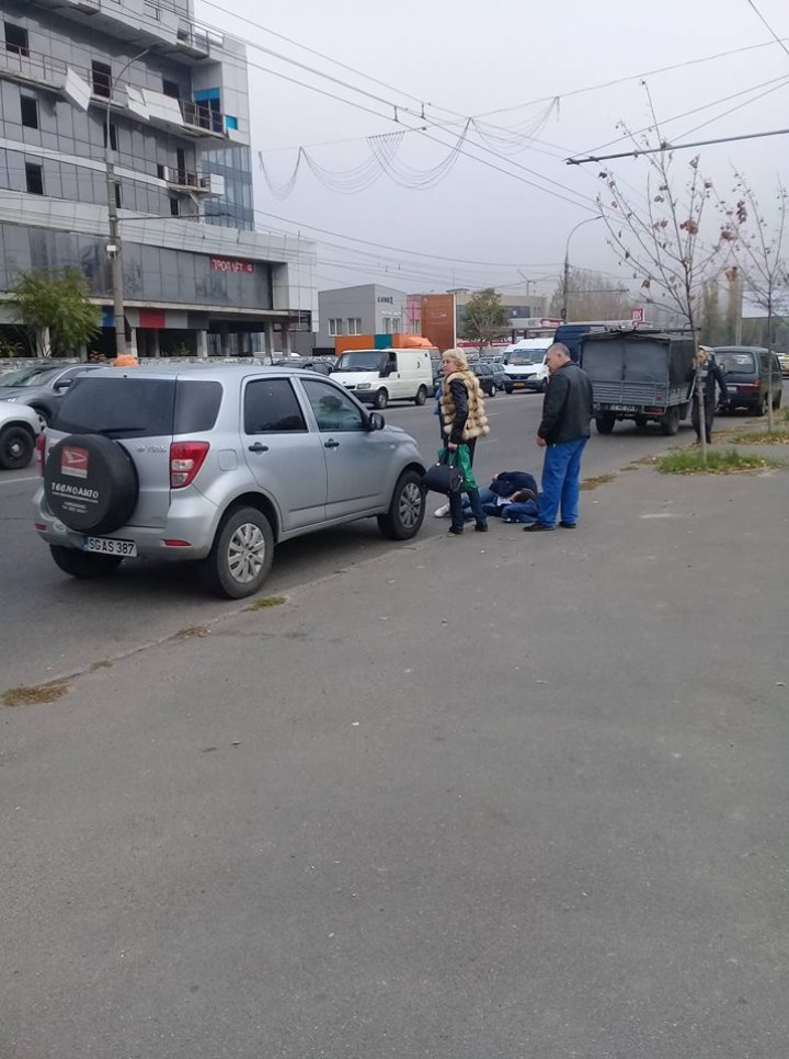 MOMENTE CUMPLITE! Un bărbat a fost lovit de o maşină pe strada Mihai Viteazu din Capitală (FOTO)