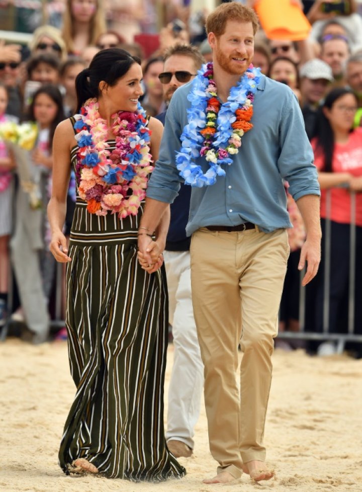 Prinţul Harry şi Meghan Markle, alături de surfişti australieni. Au fost surprinși în picioarele goale pe o plajă celebră