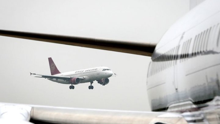 SCENE DE GROAZĂ pe un aeroport din India. O stewardesă a căzut din avion