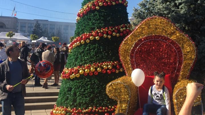 (FOTO) Brazi împodobiți, Moș Crăciun şi decoraţiuni de iarnă. Oamenii veniţi la Hramul Chişinăului, ULUIŢI