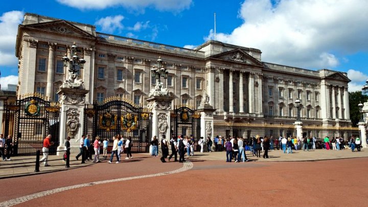 Regina Marii Britanii se mută de la Buckingham Palace. Care este motivul