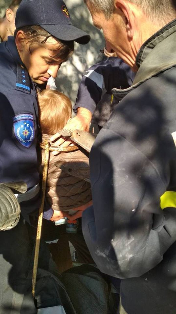 Salvatorii, în alertă. Un micuţ de 3 ani din Comrat, cu capul blocat între fiarele unei porți (FOTO)