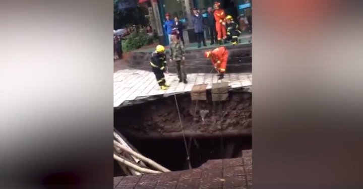 Un crater gigant produs subit în asfalt a înghiţit patru persoane. Doi oameni au murit, alţi doi sunt dispăruţi (FOTO)