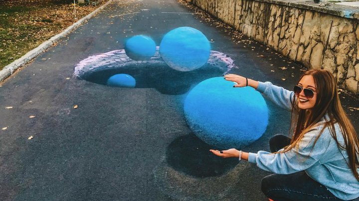 Cosmosul de pe asfalt. Desenul 3D realizat de o tânără din Capitală, o adevărat o artă ce impresionează trecătorii (FOTO)