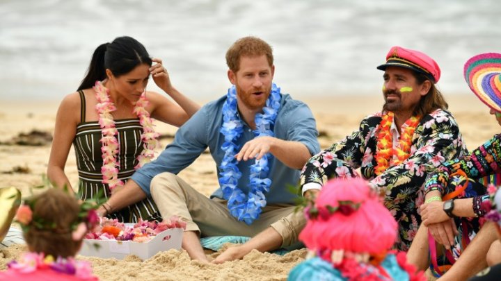 Prinţul Harry şi Meghan Markle, alături de surfişti australieni. Au fost surprinși în picioarele goale pe o plajă celebră