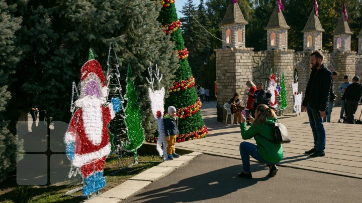 (FOTO) Brazi împodobiți, Moș Crăciun şi decoraţiuni de iarnă. Oamenii veniţi la Hramul Chişinăului, ULUIŢI