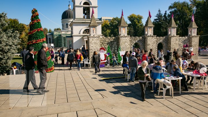 (FOTO) Brazi împodobiți, Moș Crăciun şi decoraţiuni de iarnă. Oamenii veniţi la Hramul Chişinăului, ULUIŢI