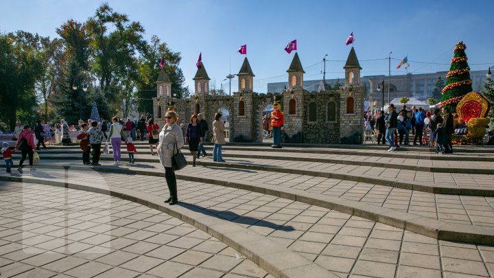 (FOTO) Brazi împodobiți, Moș Crăciun şi decoraţiuni de iarnă. Oamenii veniţi la Hramul Chişinăului, ULUIŢI