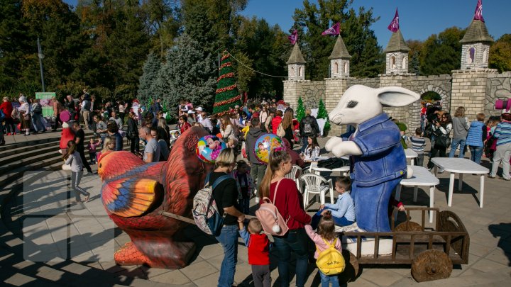 (FOTO) Brazi împodobiți, Moș Crăciun şi decoraţiuni de iarnă. Oamenii veniţi la Hramul Chişinăului, ULUIŢI