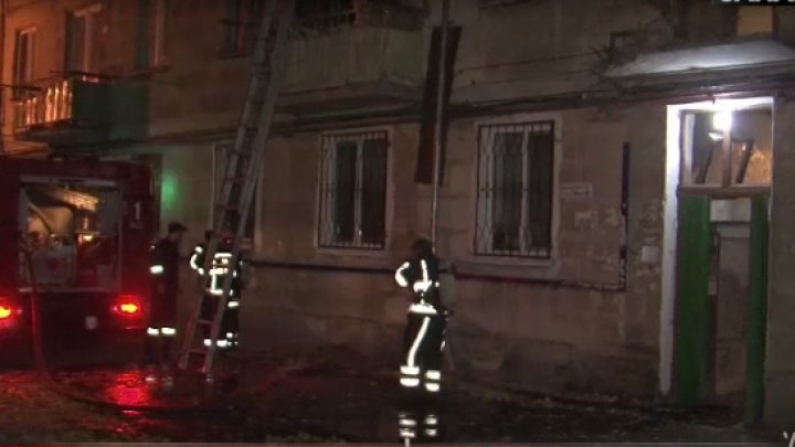 NENOROCIRE într-un bloc de locuit din sectorul Râşcani. Un bărbat a ars de viu în propria casă (VIDEO)