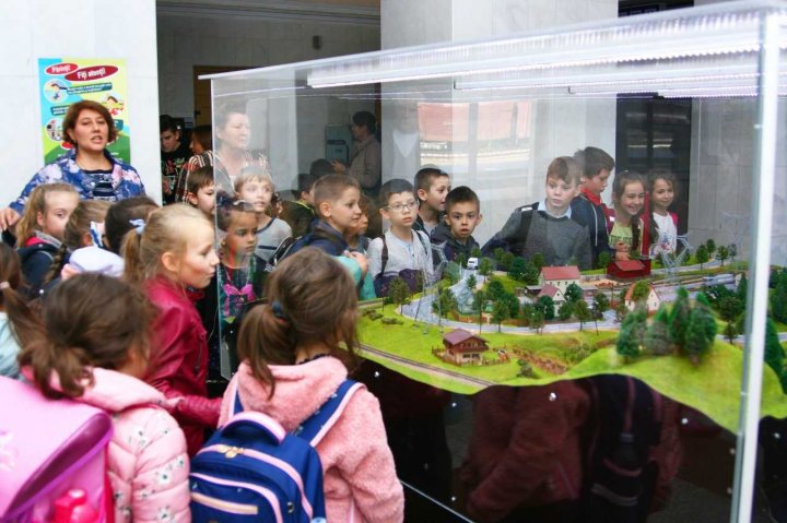 Atmosferă de basm în tren. O garnitură a CMF, gazda unei întâlniri de suflet cu scriitorul Spiridon Vangheli (FOTO)