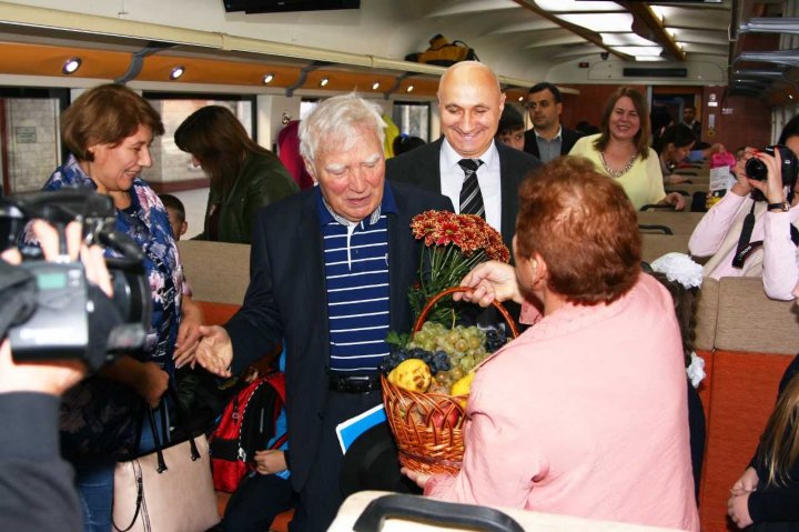 Atmosferă de basm în tren. O garnitură a CMF, gazda unei întâlniri de suflet cu scriitorul Spiridon Vangheli (FOTO)