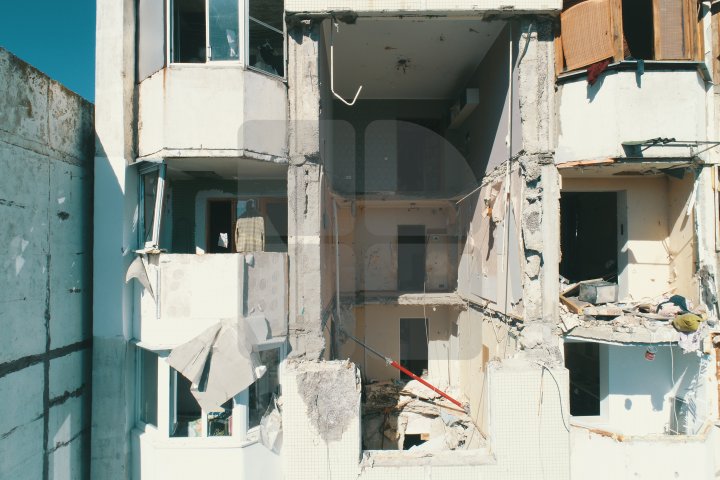 Explozie în sectorul Râşcani. Corpurile neînsufleţite ale copilului şi mamei sale au fost scoase din ruine