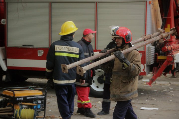 Explozie în sectorul Râşcani. Şeful IGSU: Pompierii nu au recuperat cadavrele. Există pericol de prăbuşire (FOTO)