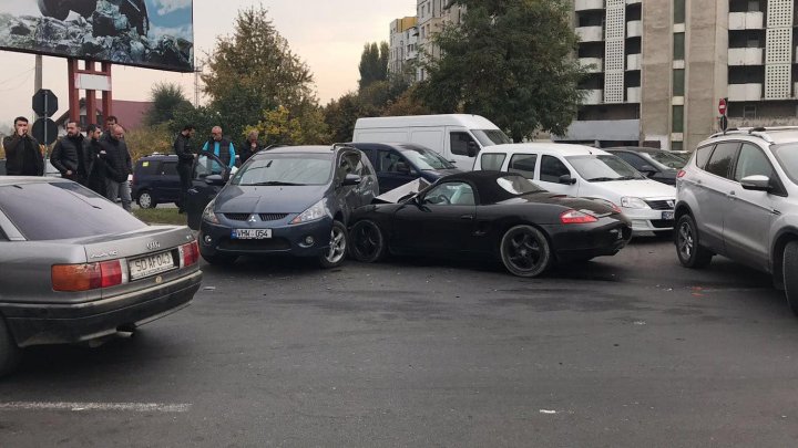 ACCIDENT GRAV pe strada Ismail din Capitală. O mașină a fost făcută zob (VIDEO/FOTO)