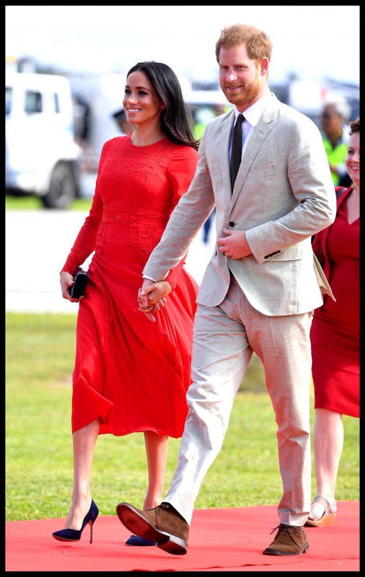 Cu toţii au văzut-o! Meghan Markle, prima GAFĂ VESTIMENTARĂ de când e ducesă. Fotografii din toată lumea au imortalizat momentul