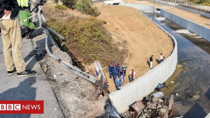 ACCIDENT GRAV în Turcia: 19 morţi, după ce un camion a căzut într-un canal de irigaţie (FOTO)