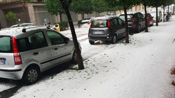 Prăpăd în nord vestul Italiei. A plouat abundent şi a căzut grindină, iar maşinile au rămas blocate în gheaţă (VIDEO)