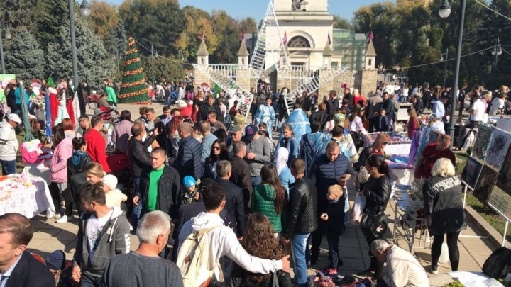 (FOTO) Brazi împodobiți, Moș Crăciun şi decoraţiuni de iarnă. Oamenii veniţi la Hramul Chişinăului, ULUIŢI