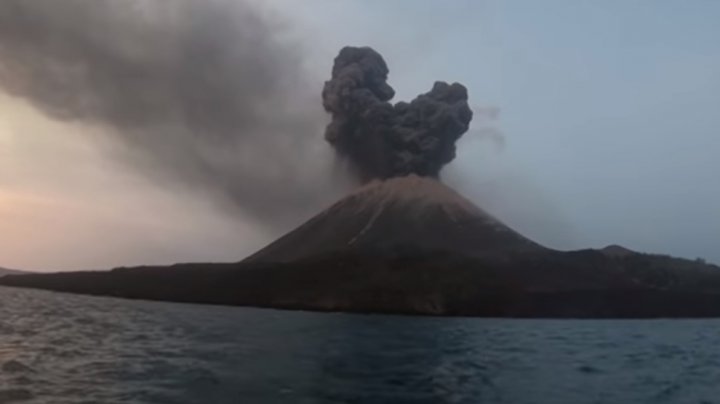 MOMENTE DE GROAZĂ pentru mai mulţi turişti aflaţi în vacanţă în Indonezia: Au fost prinşi în mijlocul unei erupţii (VIDEO)