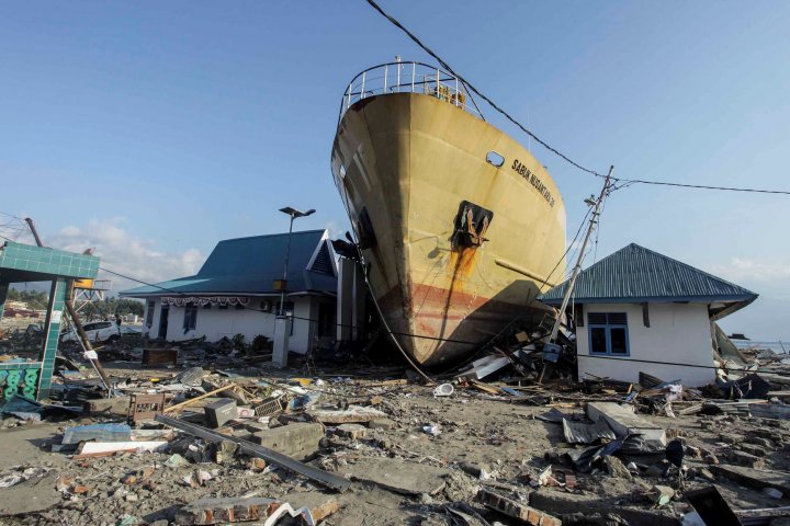 Cartierele din Palu, ca după razboi. Indonezienii sunt devastaţi de durere după tsunamiul devastator (IMAGINI DEZOLANTE)