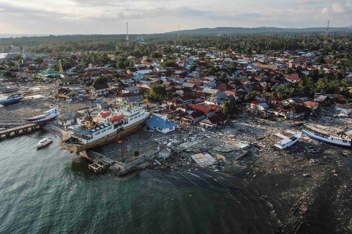 Cartierele din Palu, ca după razboi. Indonezienii sunt devastaţi de durere după tsunamiul devastator (IMAGINI DEZOLANTE)